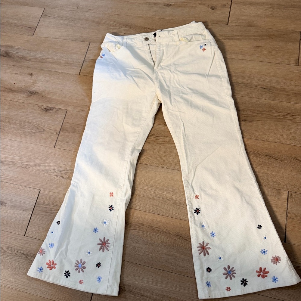 Cream High-Waist Embroidered Jeans - Picture 2 of 6
